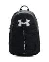 Detalle de accesorios técnicos Under Armour incluyendo guantes, bolso y gorra