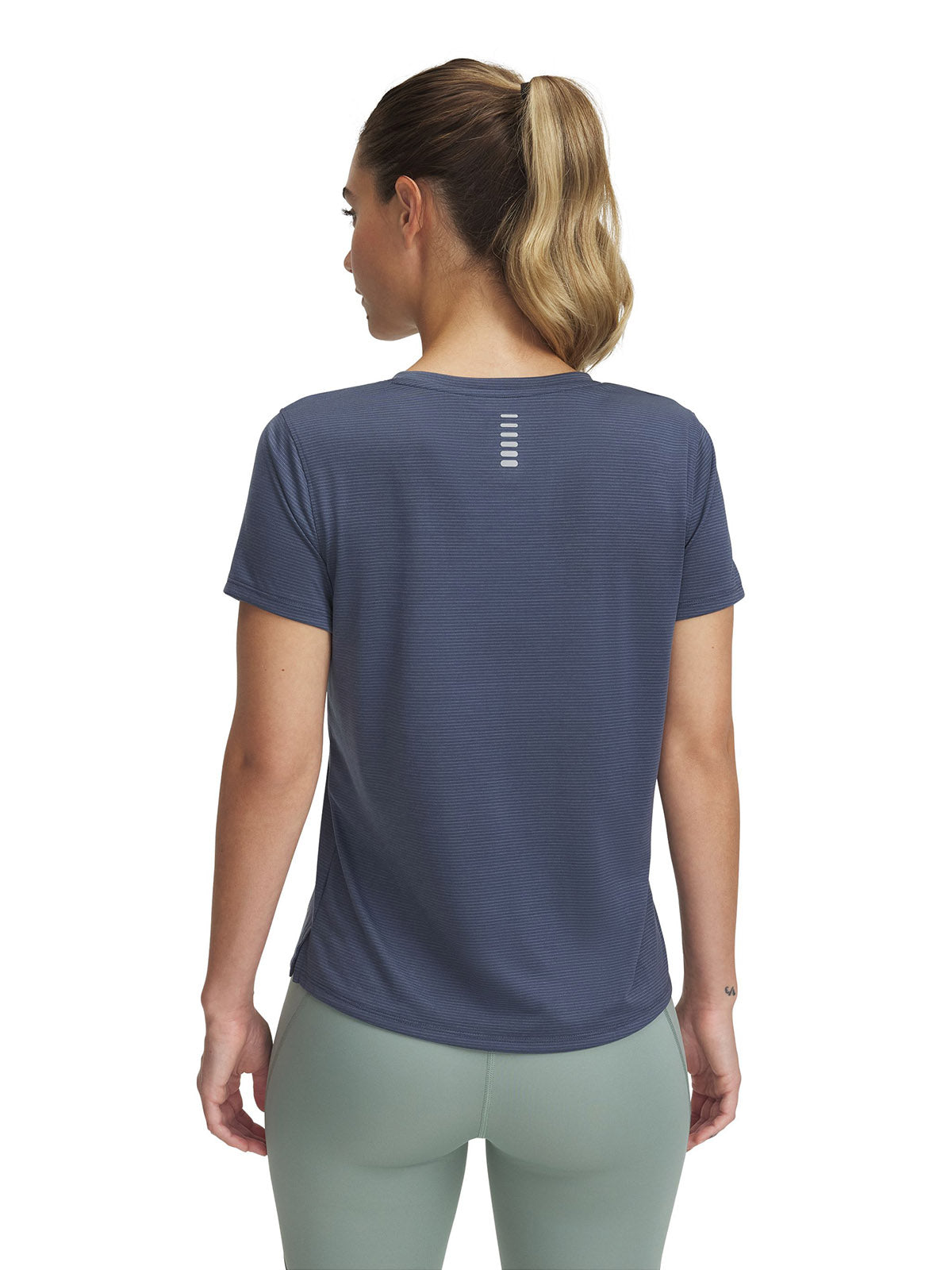 Polera manga corta Under Armour launch gris para mujer